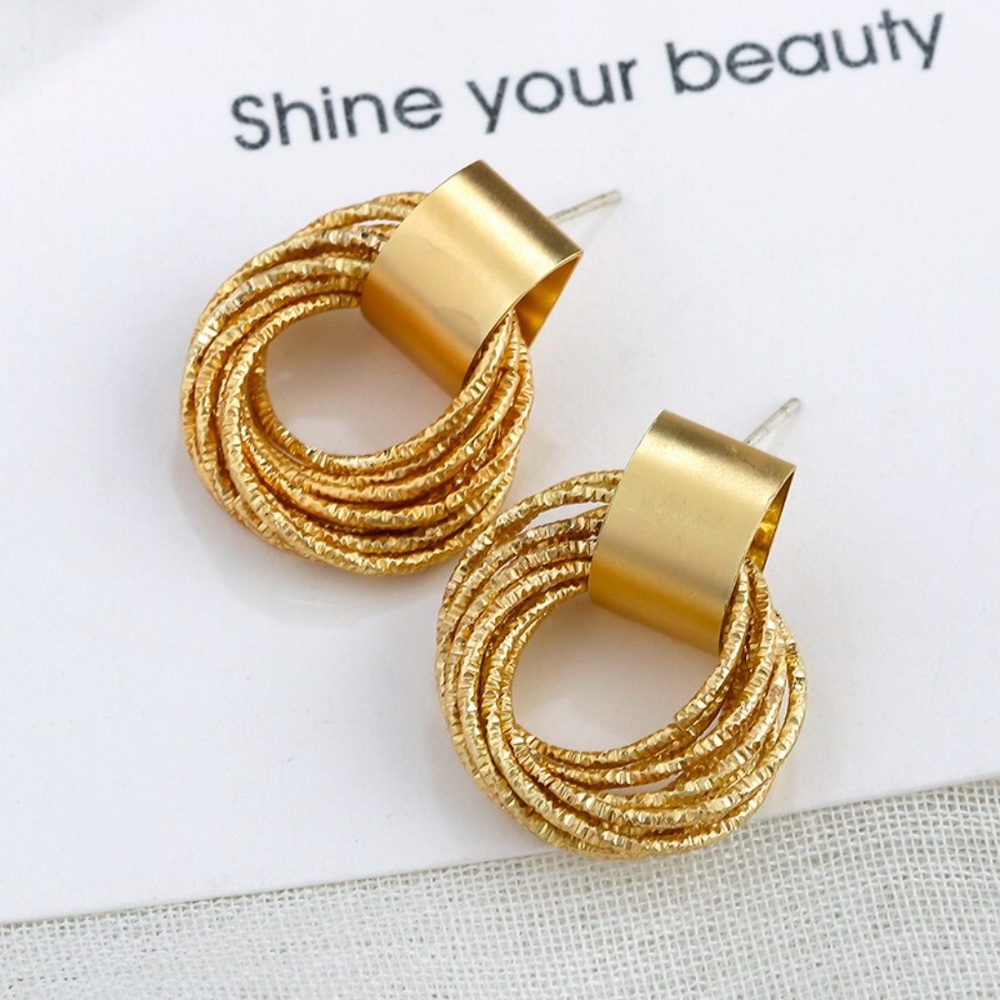 Trendy gold twist earrings - Picture 3 of 5